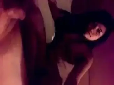 Dokumentasi Gadis Cantik Bersantai Di Kamar