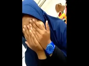 Ukhti Hijab Biru Cantik Pasrah Goyang Kasur